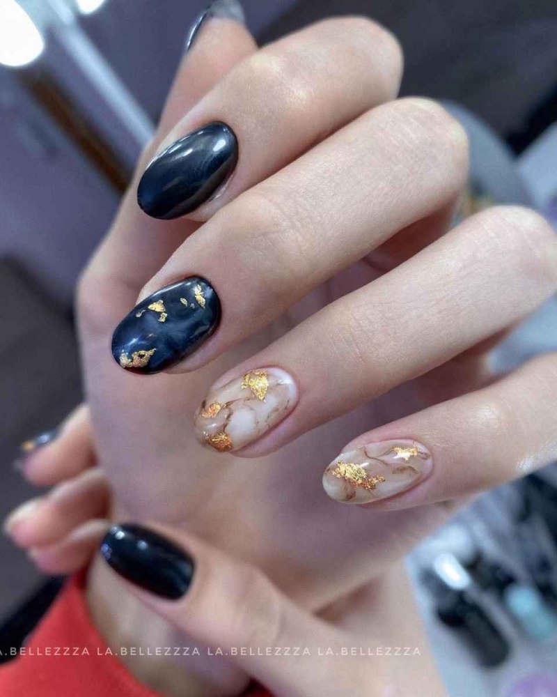 Маникюр с фольгой