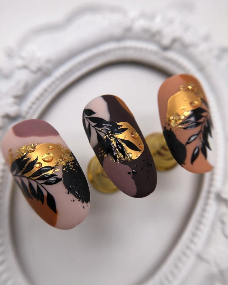 Бежевый маникюр с фольгой