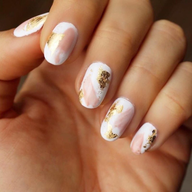 Маникюр миндаль мрамор с поталью