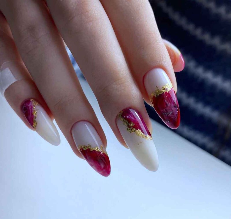 Маникюр мрамор бежевый