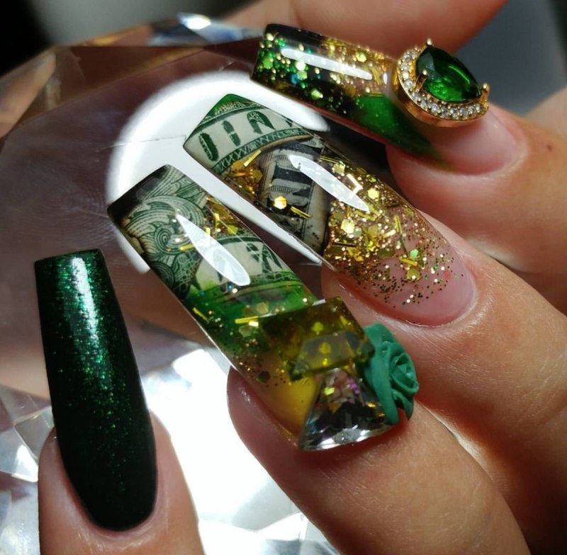 Нежный маникюр с фольгой