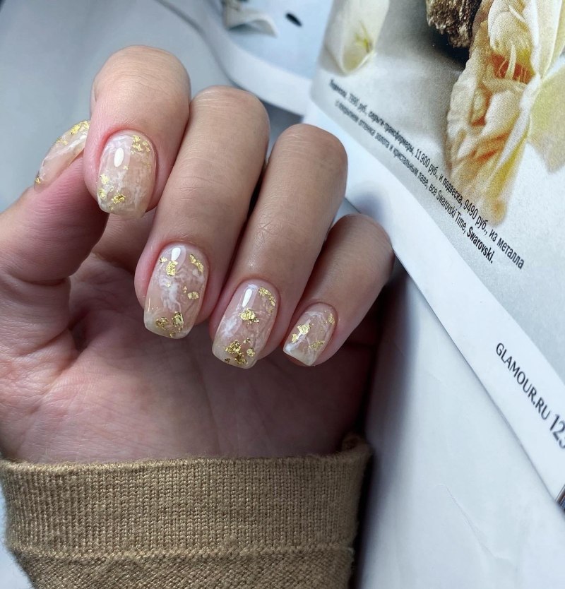 Маникюр с поталью 2021