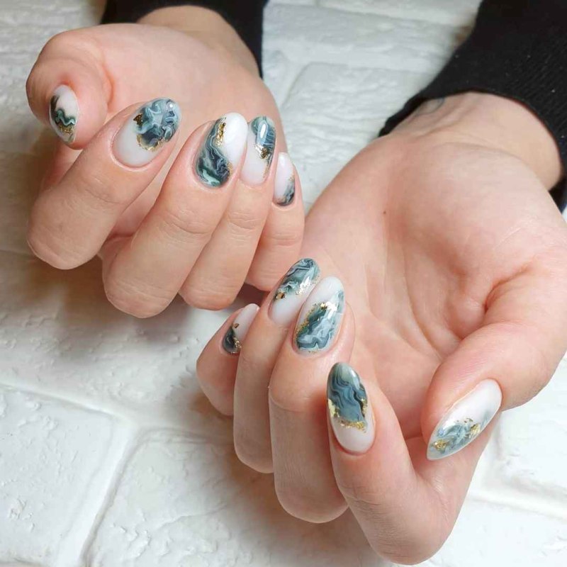 Нюдовый маникюр с золотой фольгой