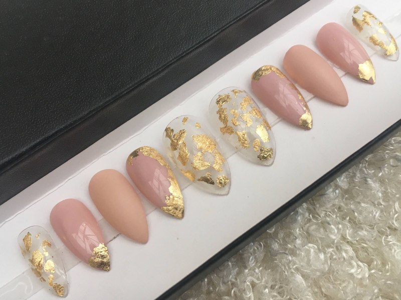 Ногти с фольгой золото