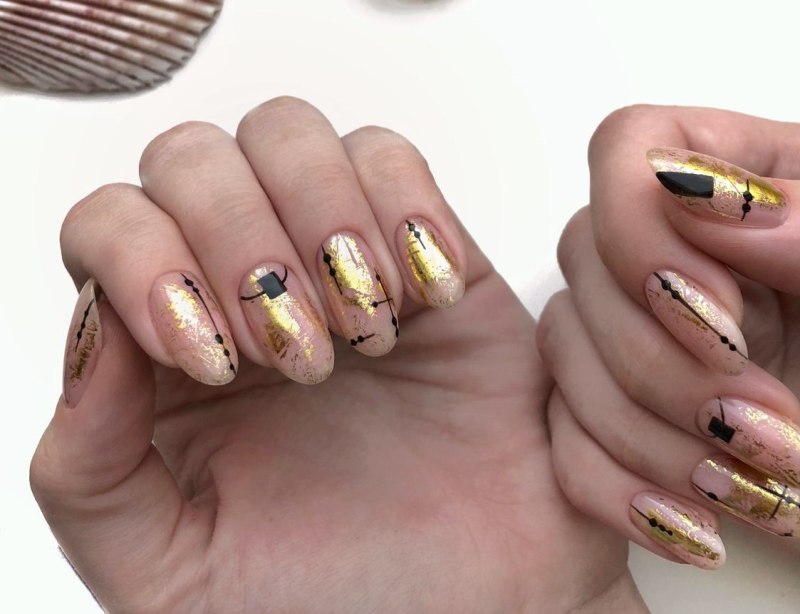 Нюдовый маникюр 2021 миндаль с фольгой