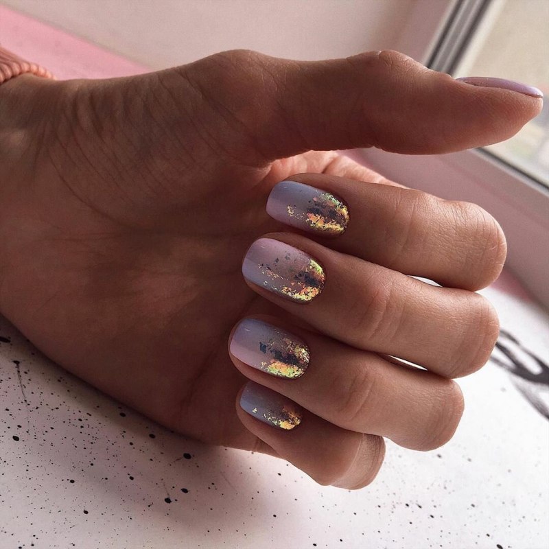 Маникюр с поталью