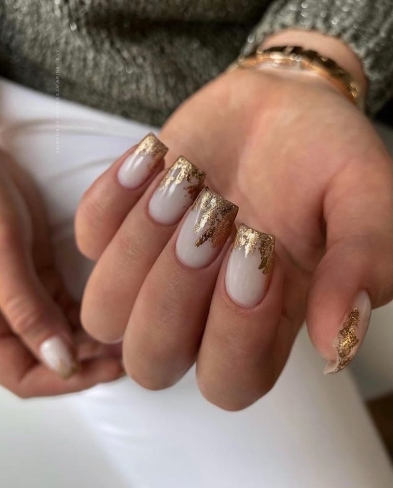 Маникюр с поталью 2022