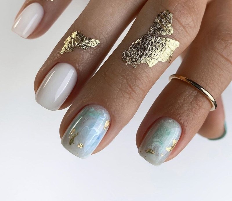 Нюдовый маникюр с золотой фольгой