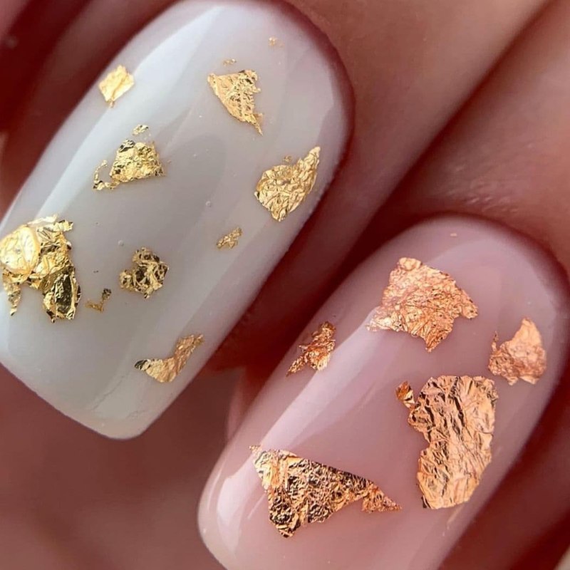 Нежный маникюр с золотом