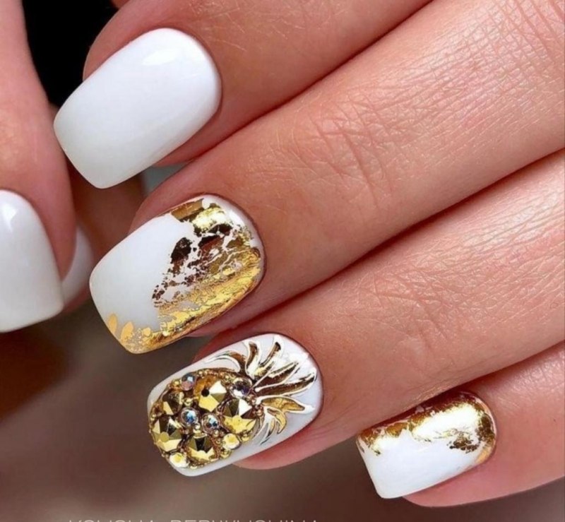 Синий маникюр с золотой фольгой на короткие ногти