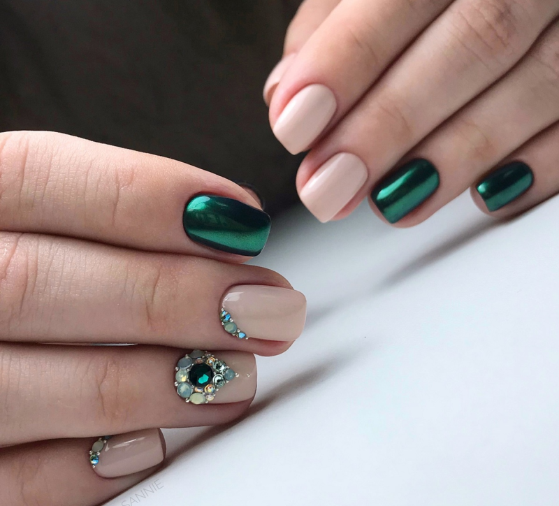 Ногти под Изумрудное платье