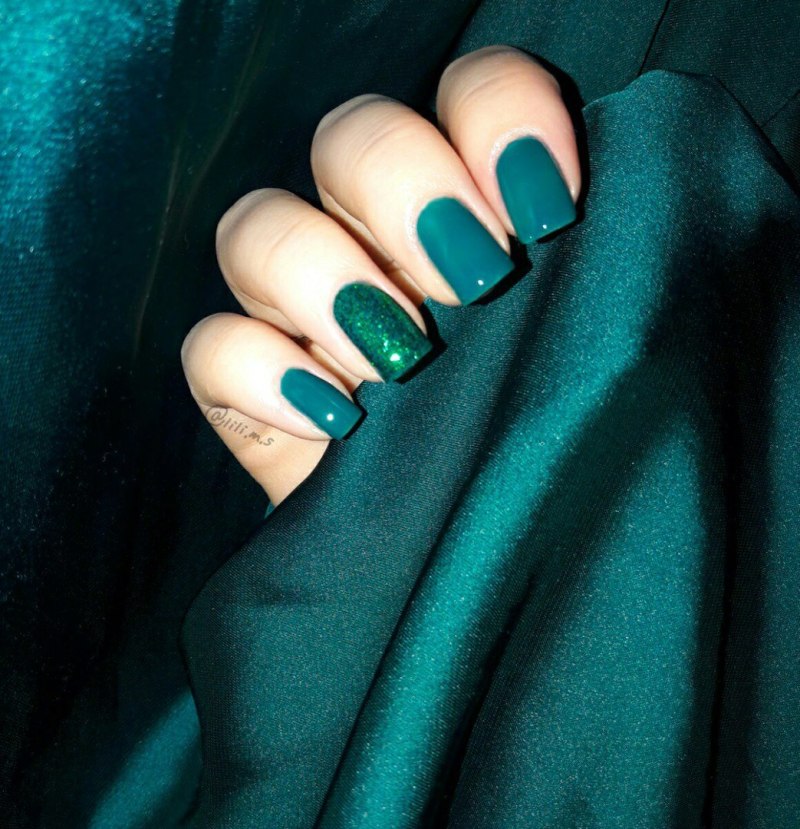 Маникюр с зелеными хлопьями