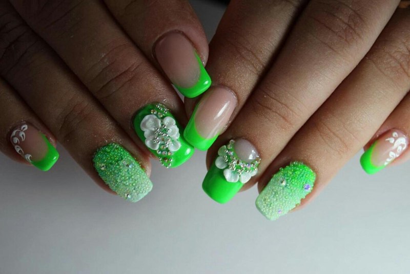 Маникюр зеленый с белым