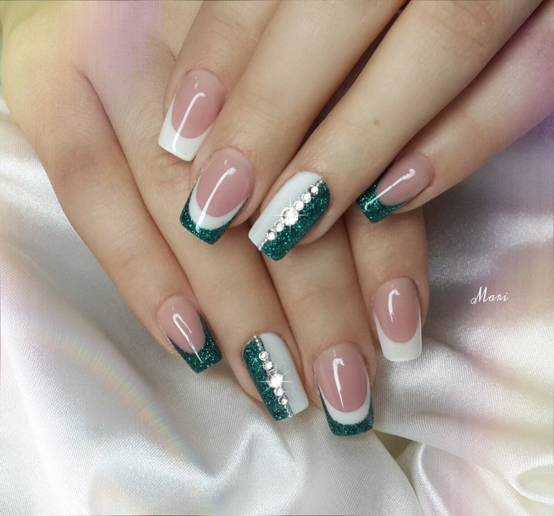 Зелёный маникюр с белым узором