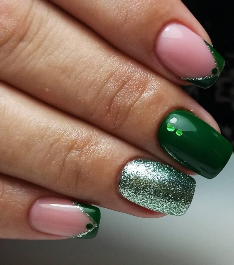 Маникюр зеленый с серебром