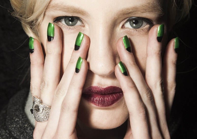 Маникюр зеленый с золотом