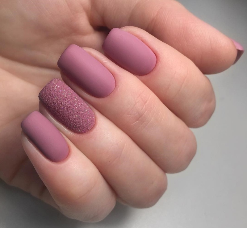 Маникюр в сиреневых тонах