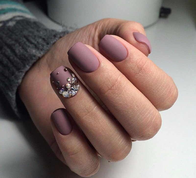 Серый матовый маникюр