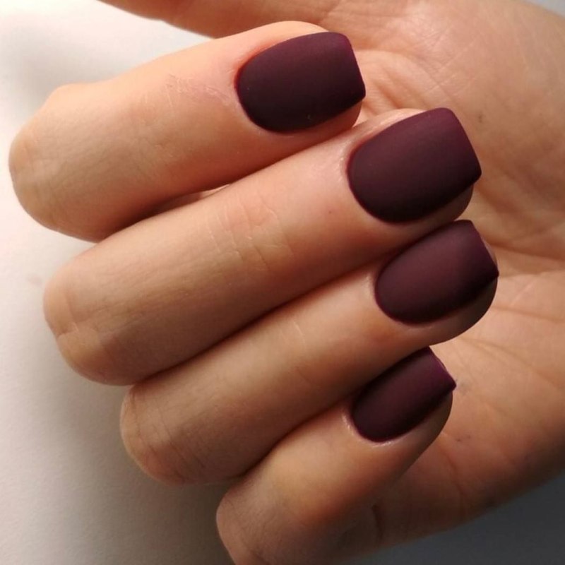 Коричневый маникюр на короткие