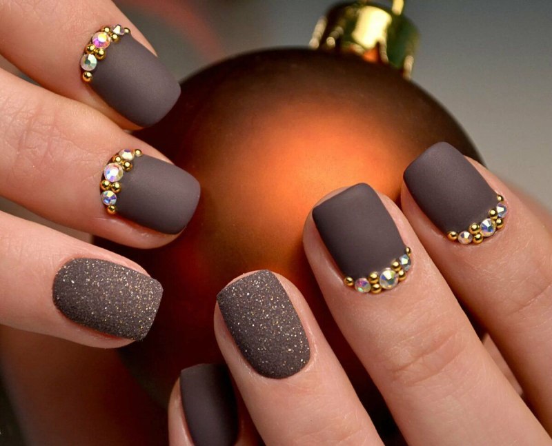 Красивый матовый маникюр