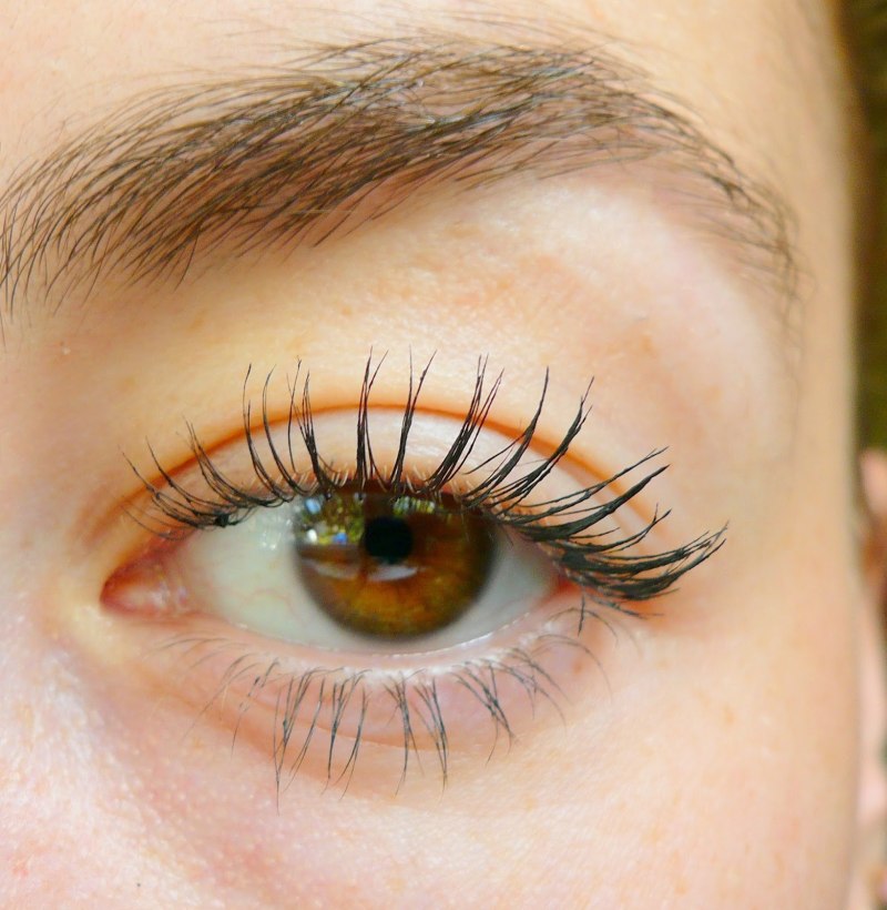 Декор нарощенных ресниц цветными ресницами