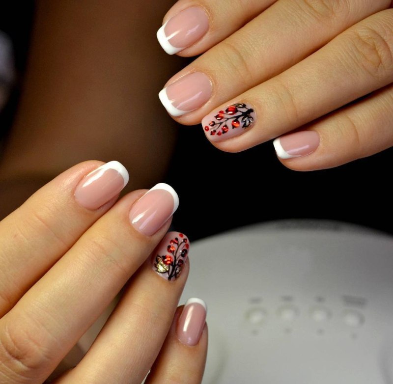 Маникюр со стразами и блестками