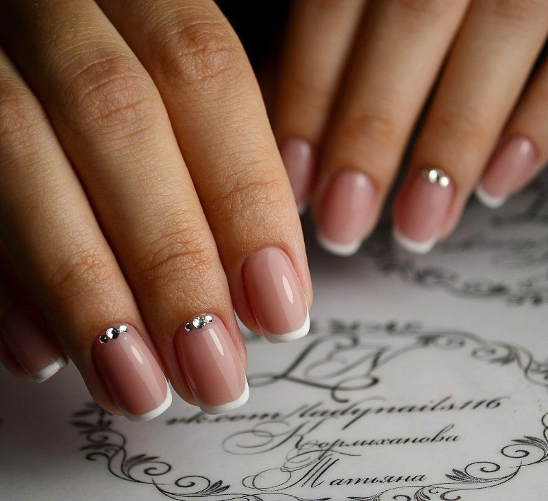 Маникюр со стразами