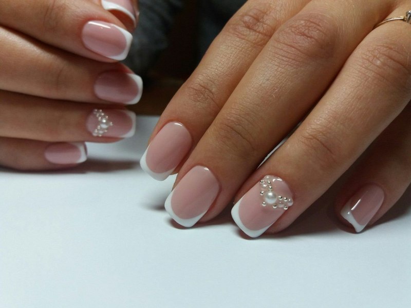 Маникюр со стразами