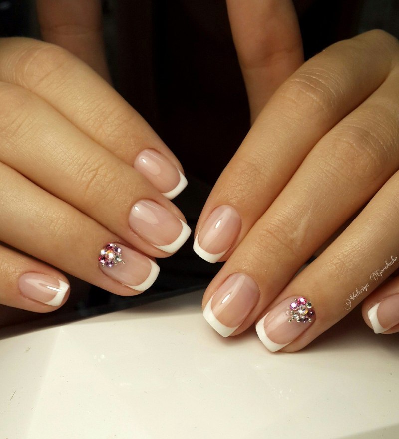 Маникюр со стразами