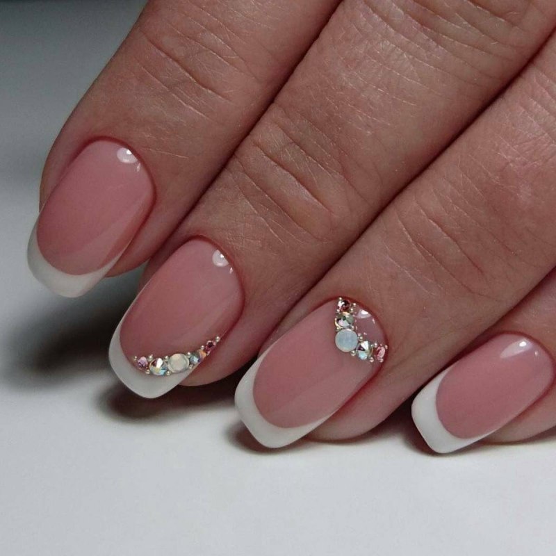 Красивый французский маникюр со стразами