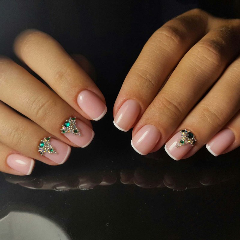 Французский маникюр со стразами