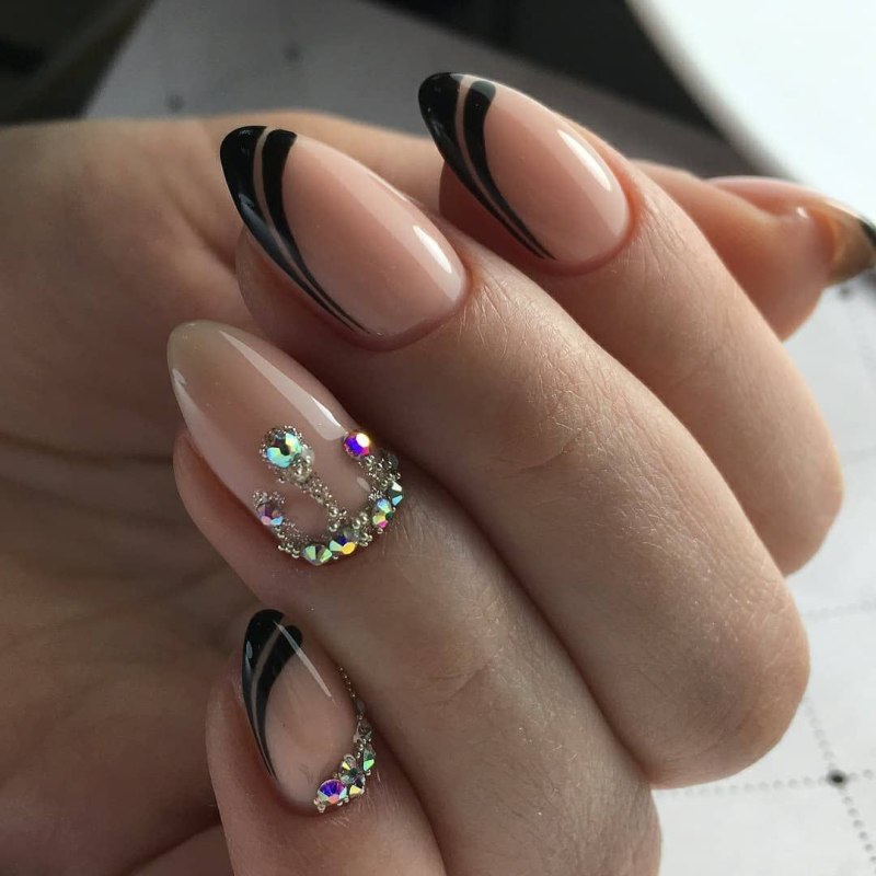 Бежевый маникюр со стразами