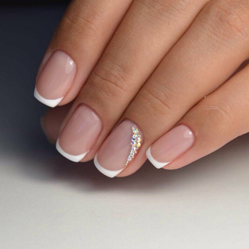 Французский маникюр со стразами