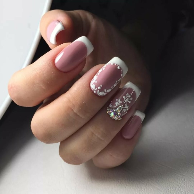 Белый маникюр