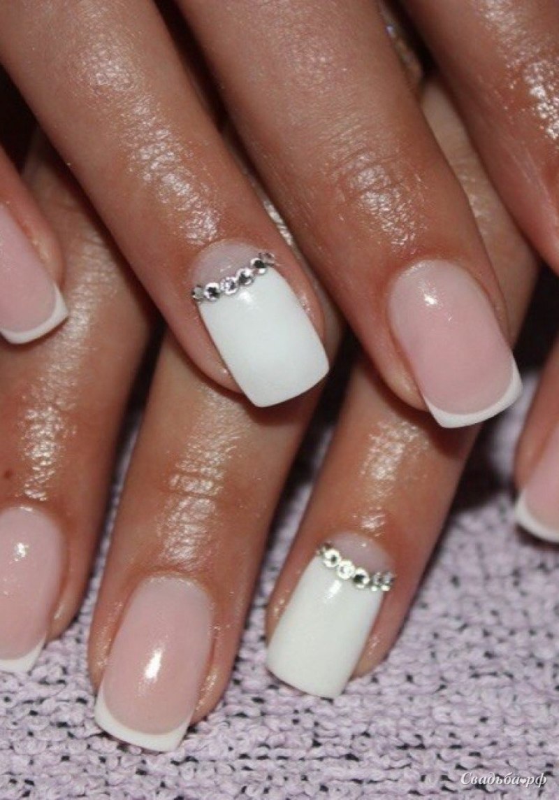 Френч со стразами на ногтях