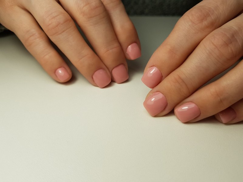 Нюдовый матовый маникюр 2021 на короткие ногти