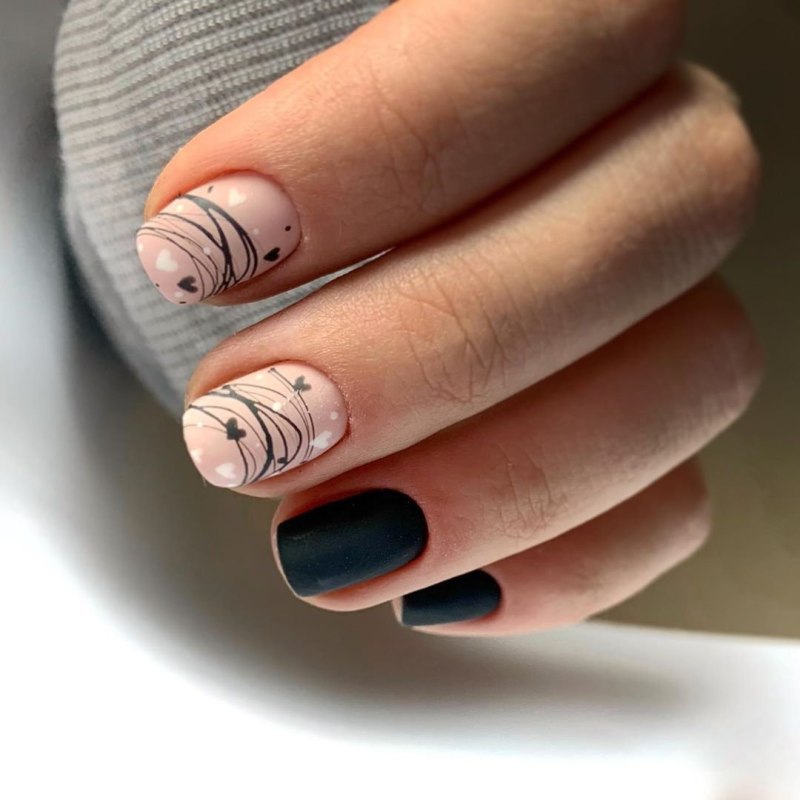 Светлый маникюр с лунками