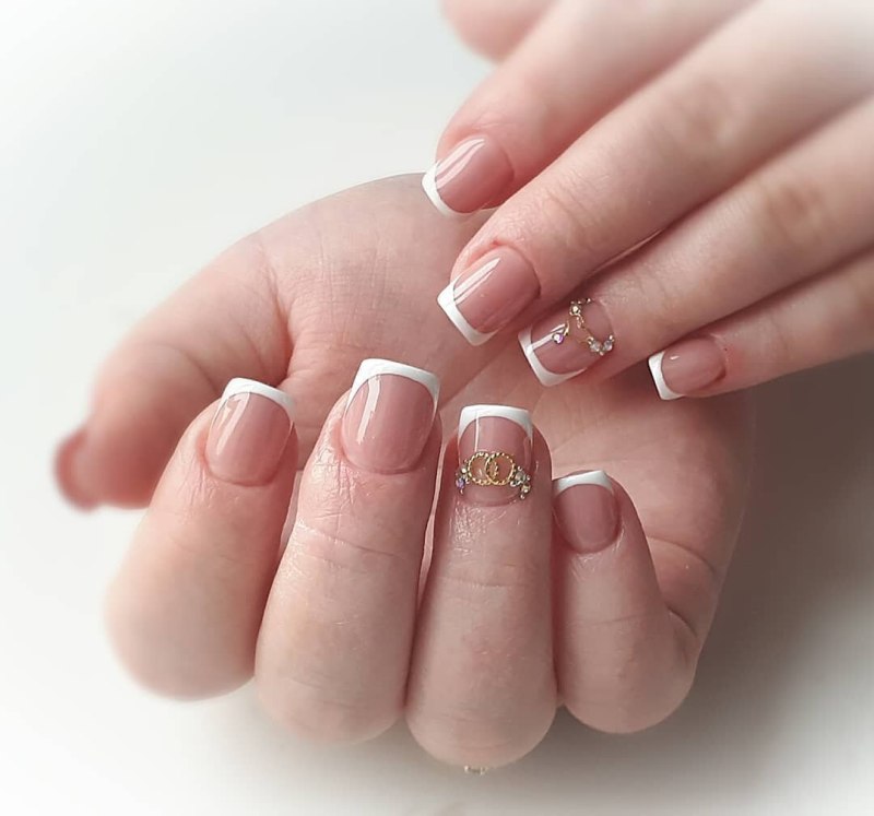 Маникюр однотонный на короткие белый