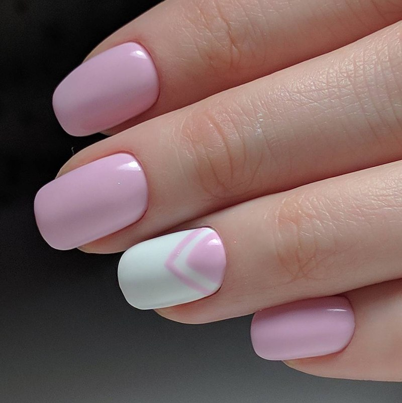 Нюдовый маникюр с полосками