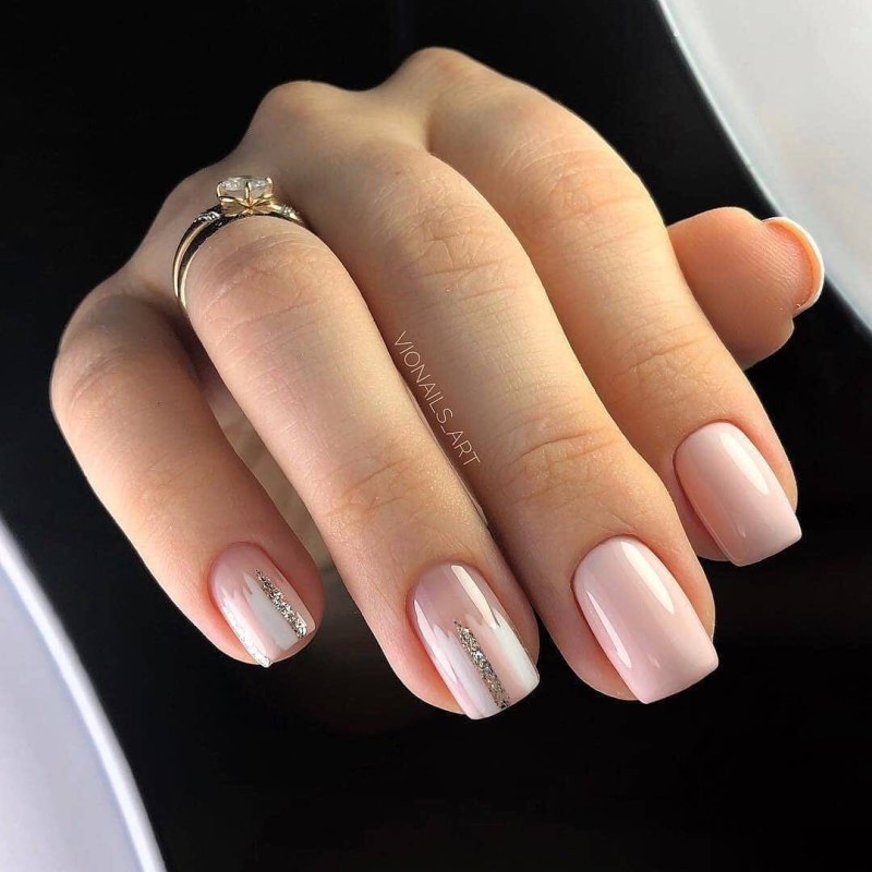 Нюдовый маникюр на короткие ногти овальной формы