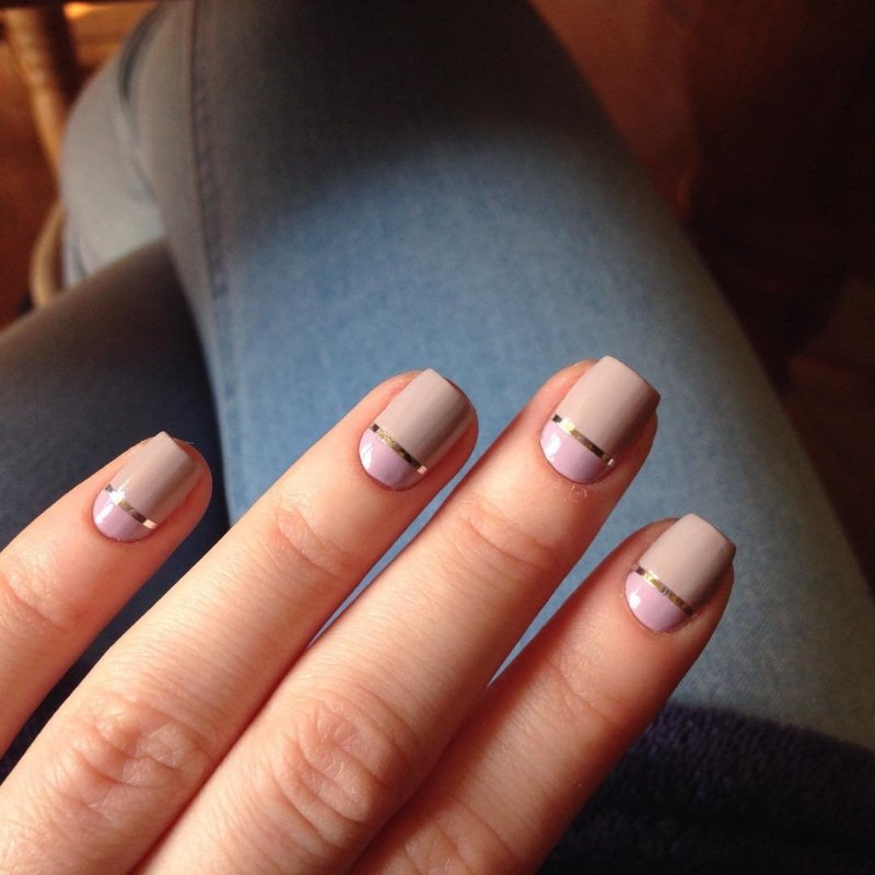 Стразы на коротких ногтях