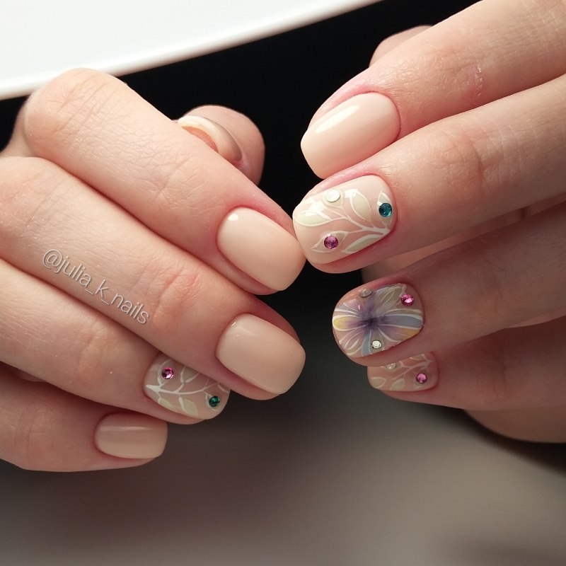 Маникюр на короткие квадратные ногти