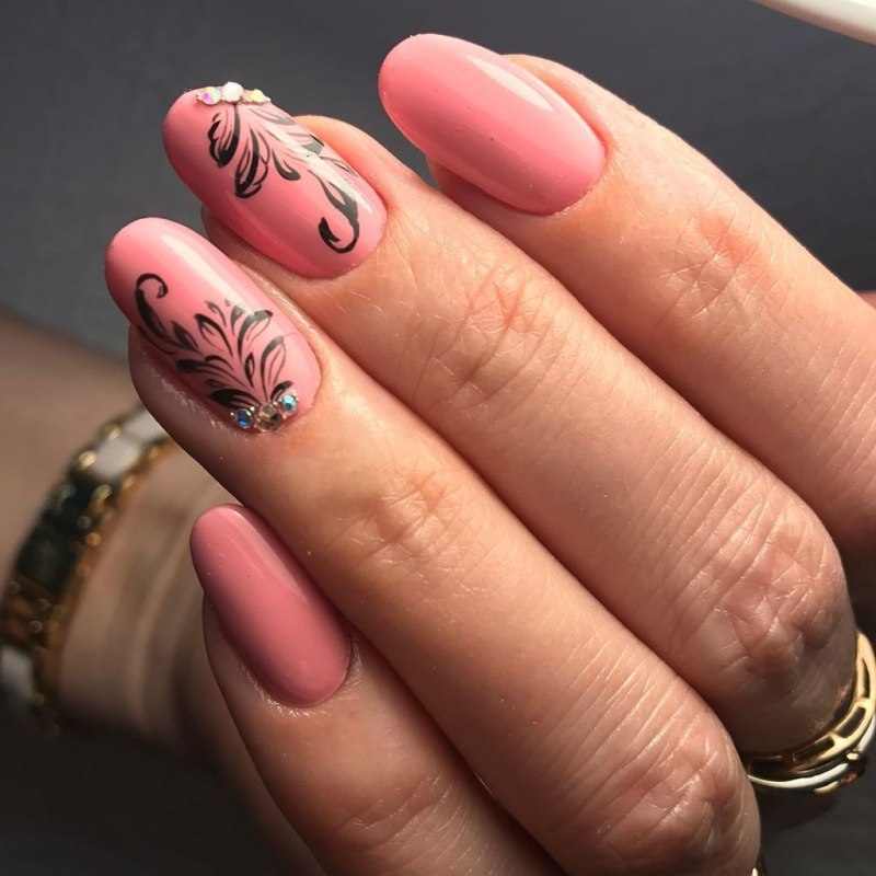 Маникюр розовый с узором