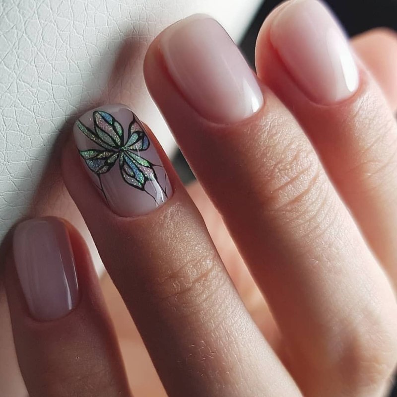 Нюдовый маникюр с бабочками