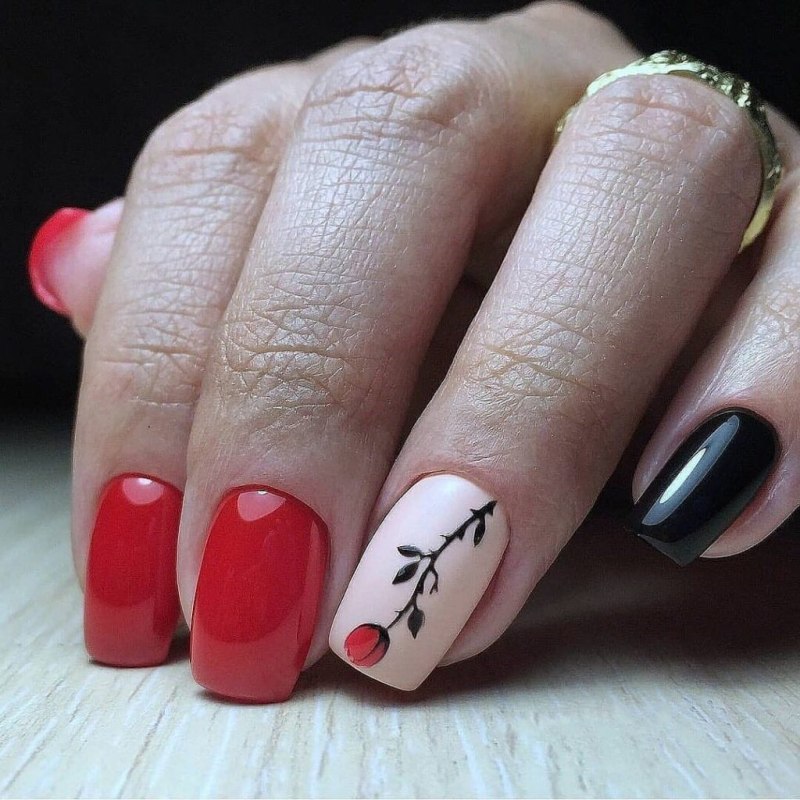 Красный маникюр с черной розой