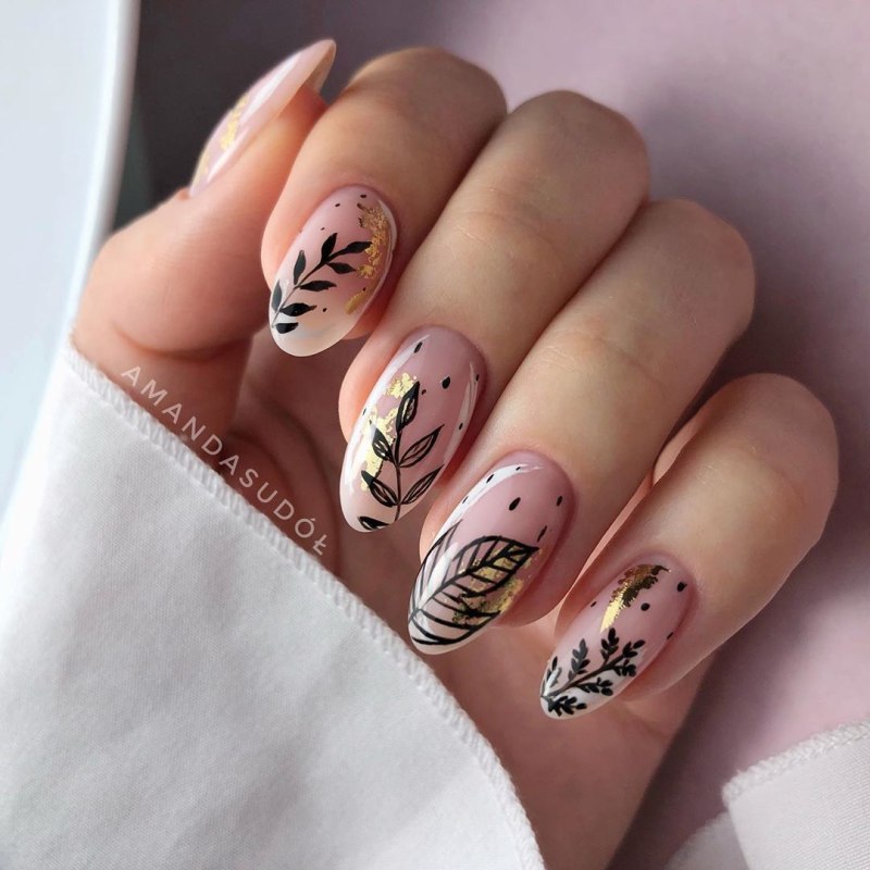 Маникюр с веточками и листочками