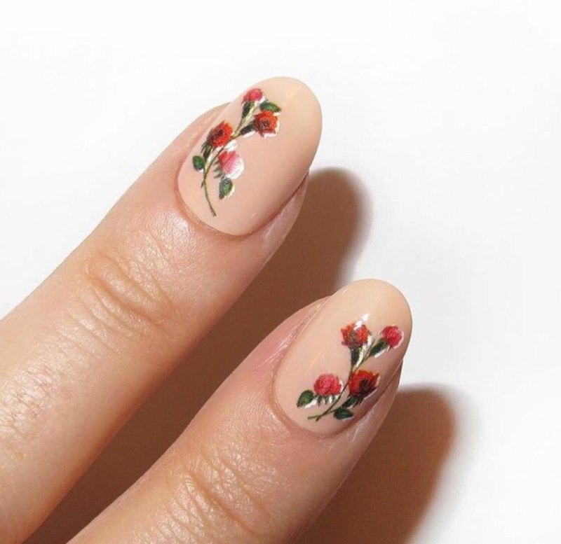 Маникюр с веточками и цветочками