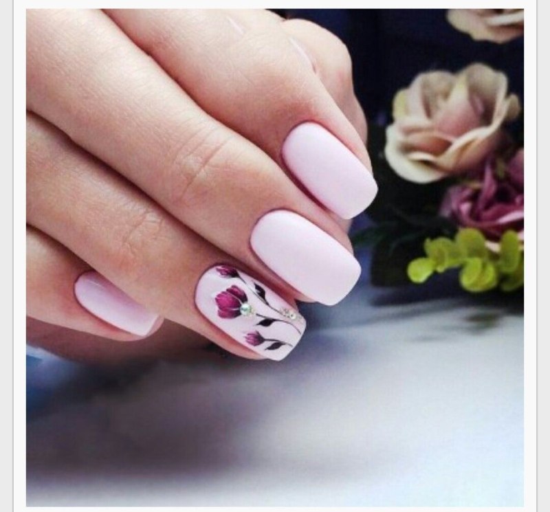 Нежный маникюр с веточкой