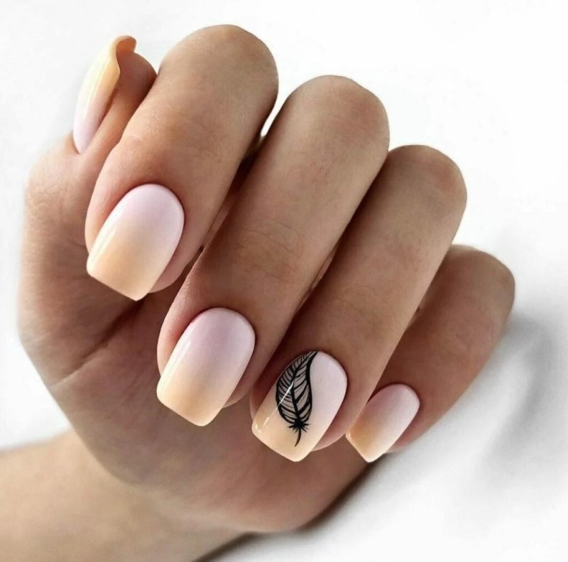 Нежной бежовой маникюр