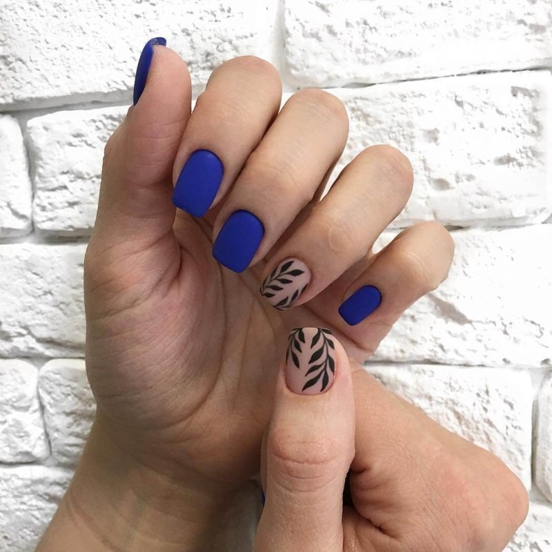 Маникюр синий с бежевым на короткие ногти